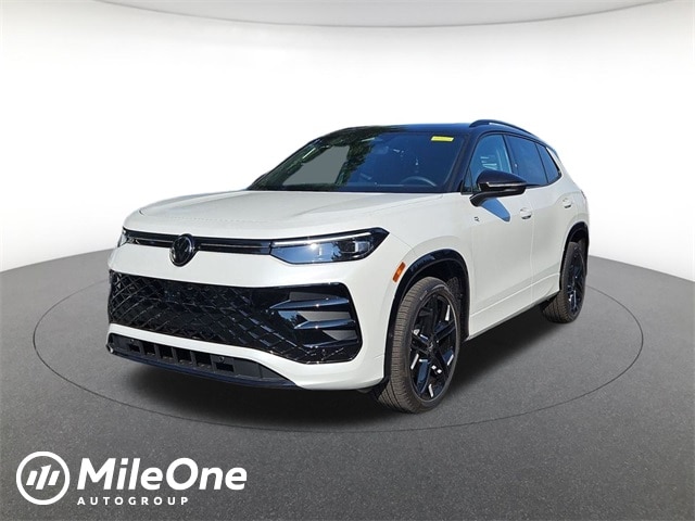 2025 Volkswagen Tiguan SE R-LINE BLACK's photo