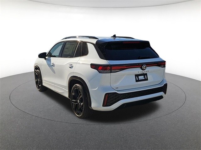 2026 Volkswagen Tiguan SE R-Line Black photo 3