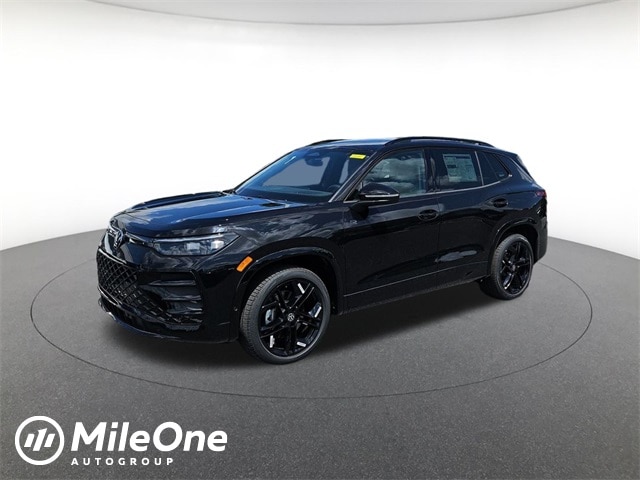 2025 Volkswagen Tiguan SE R-LINE BLACK's photo