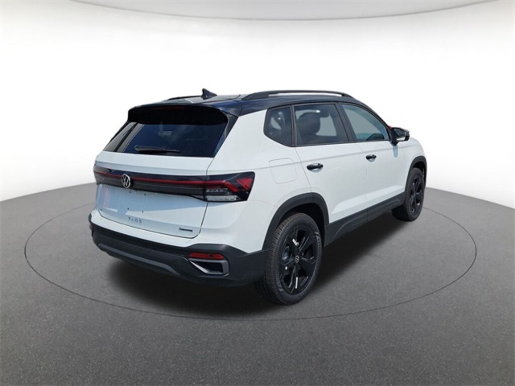 New 2025 Volkswagen Taos 1.5T SE Black SUV
