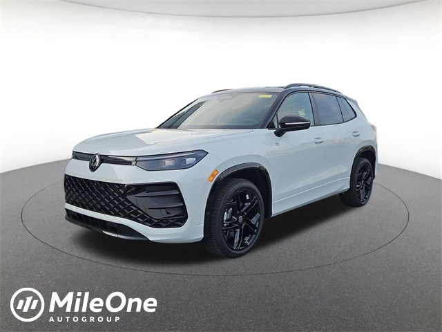 2025 Volkswagen Tiguan SE R-LINE BLACK's photo