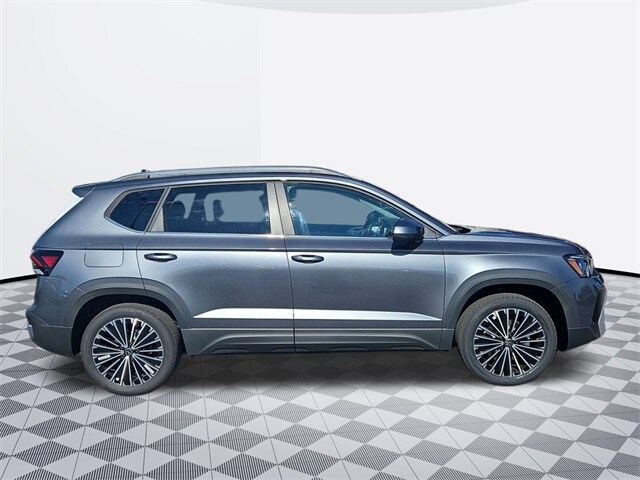 2025 Volkswagen Taos SE photo 2