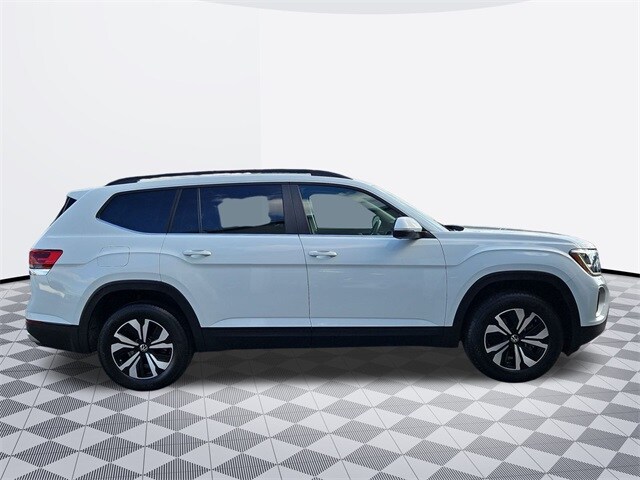 2024 Volkswagen Atlas SE photo 2