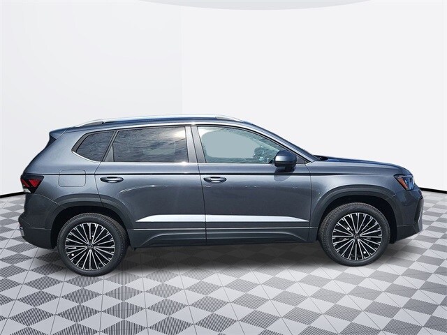 2025 Volkswagen Taos SE photo 2