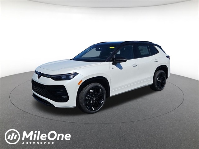 2025 Volkswagen Tiguan SE R-LINE BLACK's photo