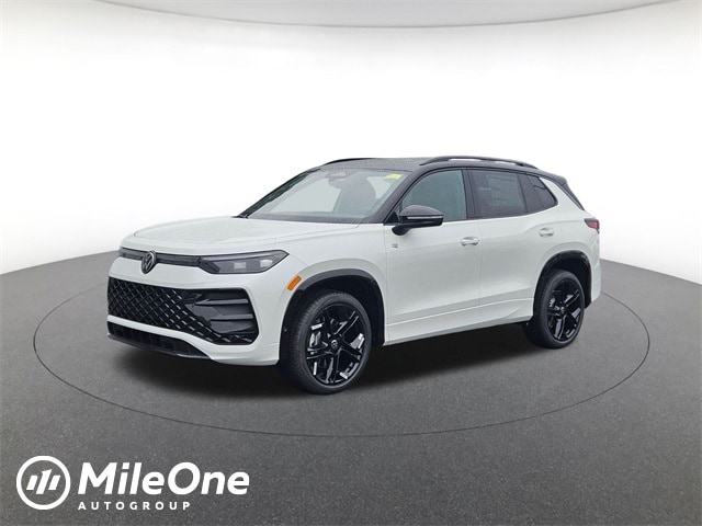 2025 Volkswagen Tiguan SE R-LINE BLACK's photo