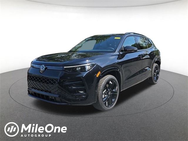 2025 Volkswagen Tiguan SE R-LINE BLACK's photo