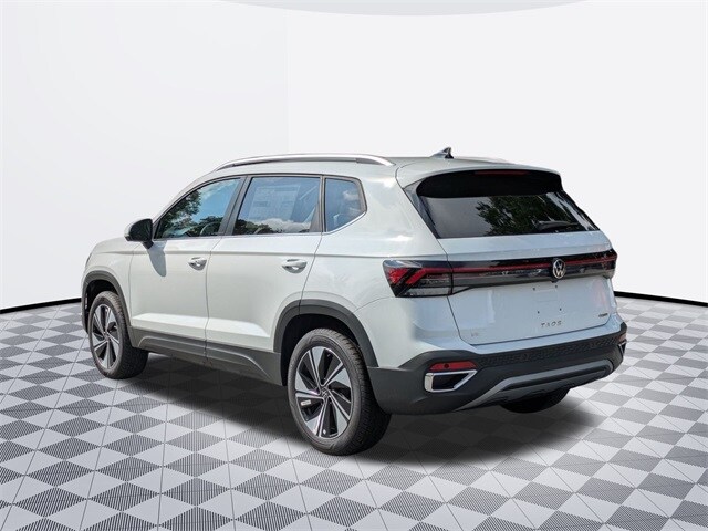 2025 Volkswagen Taos SE photo 3