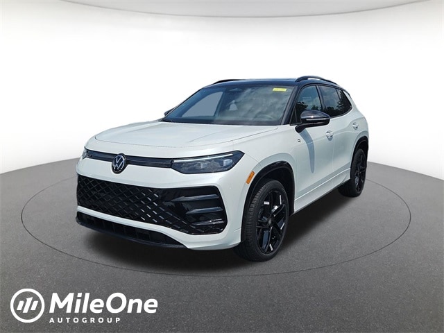 2025 Volkswagen Tiguan SE R-LINE BLACK's photo