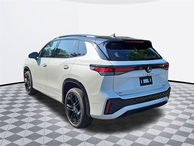 2025 Volkswagen Tiguan SE R-Line Black photo 3