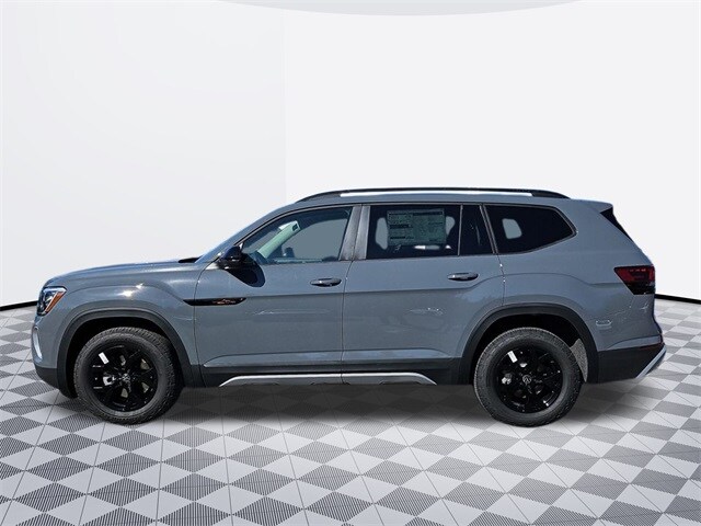 2025 Volkswagen Atlas Peak Edition SE photo 2