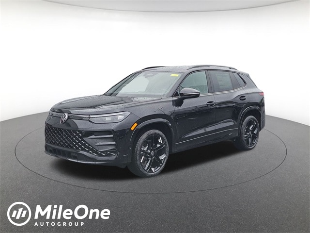 2025 Volkswagen Tiguan SE R-LINE BLACK's photo