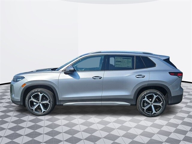 2025 Volkswagen Tiguan SE photo 2
