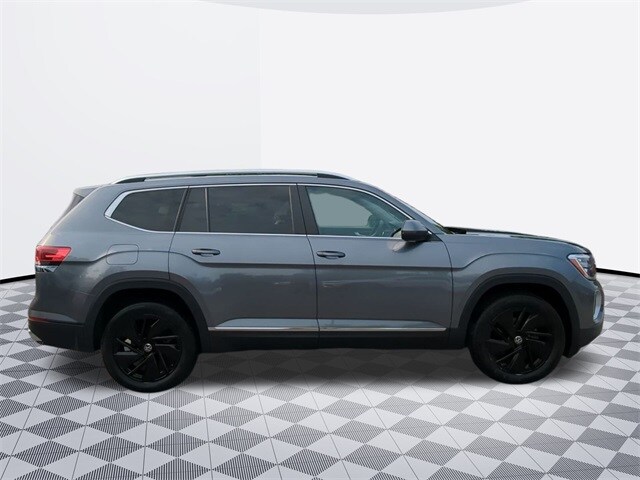 2024 Volkswagen Atlas SEL photo 2