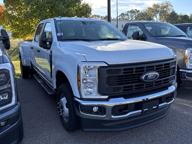 2026 Ford F-350 Super Duty XL's photo