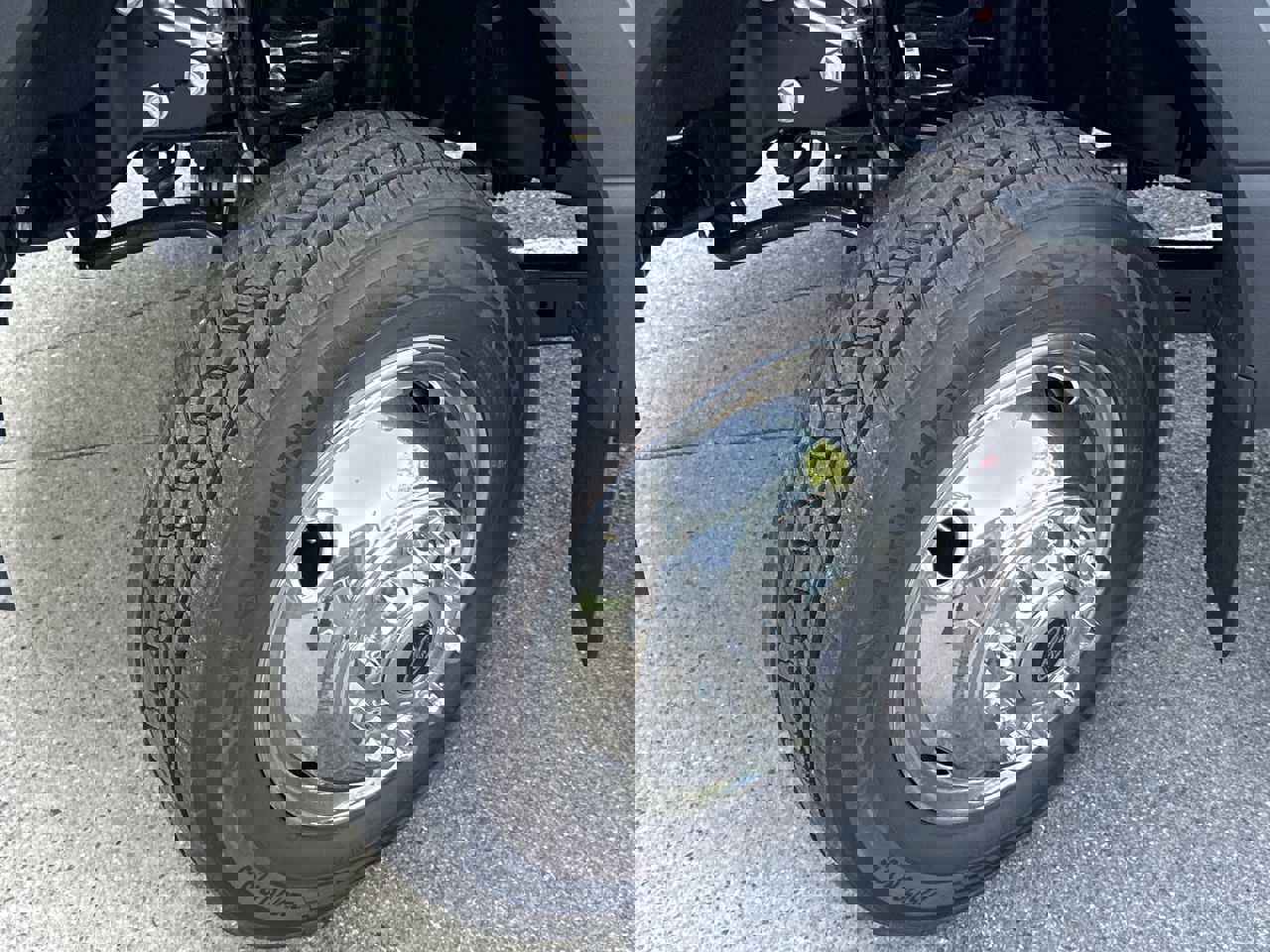 2025 Ford F-550 photo 2