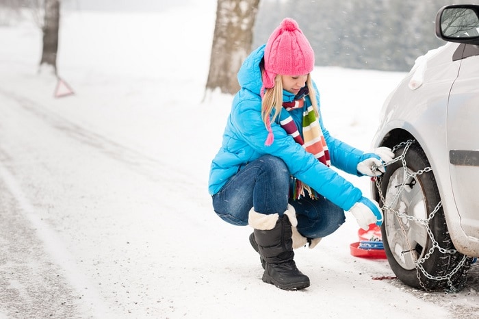 Woman_Putting_Winter_Chains_On_Tires.jpg
