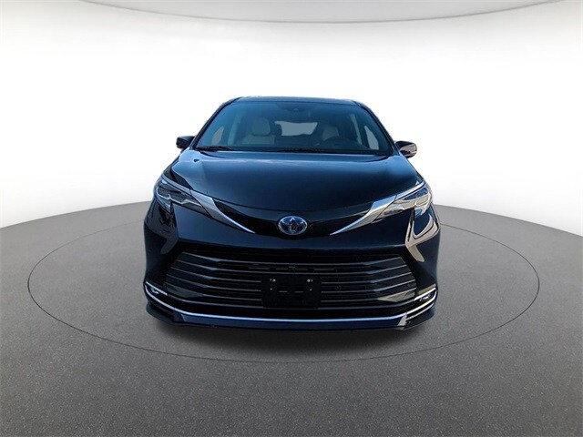 2025 Toyota Sienna Platinum photo 2