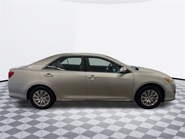 2014 Toyota Camry LE photo 4