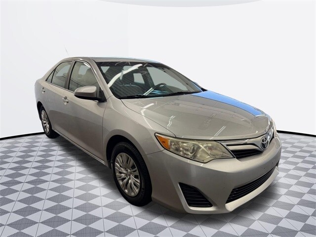 2014 Toyota Camry LE photo 3