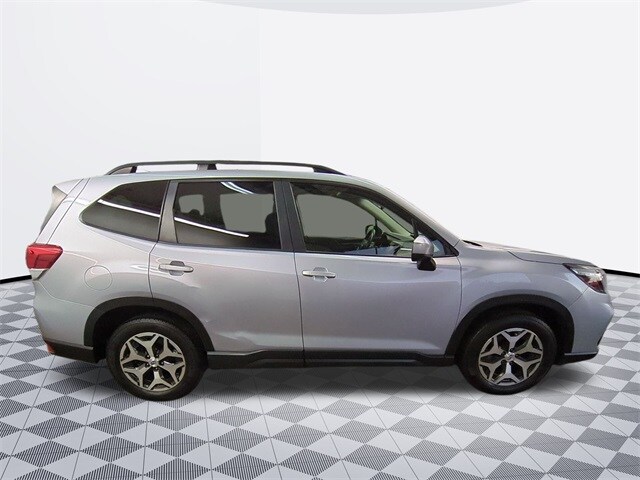 2020 Subaru Forester Premium photo 3