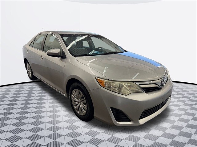 2014 Toyota Camry LE photo 3