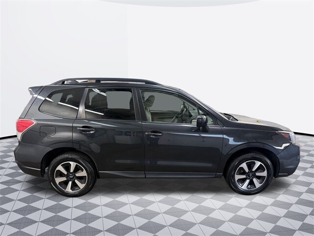 2017 Subaru Forester 2.5i Premium photo 4