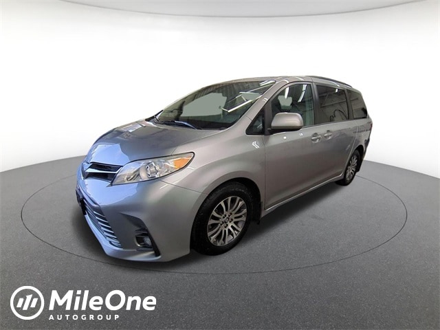 2018 Toyota Sienna XLE's photo