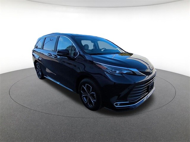 2025 Toyota Sienna Platinum photo 3