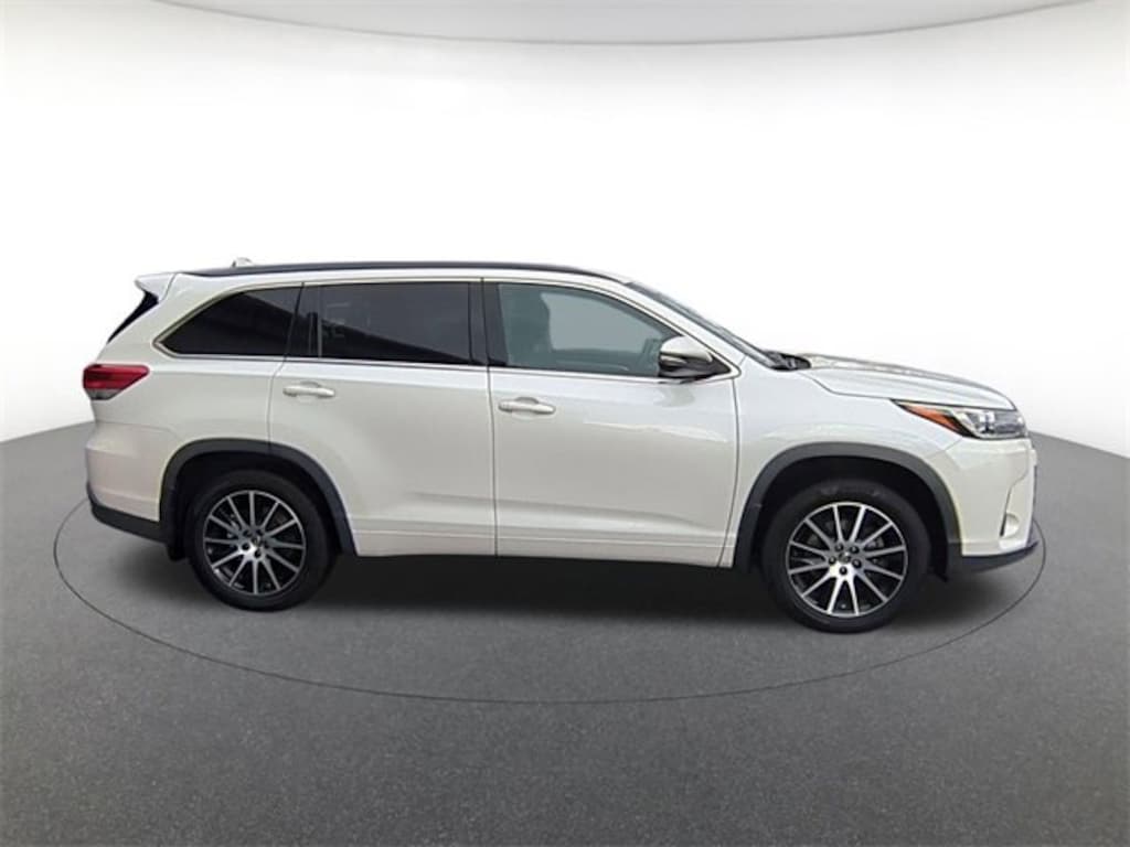 Used 2017 Toyota Highlander SE Sport Utility