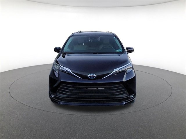 2025 Toyota Sienna XLE photo 2