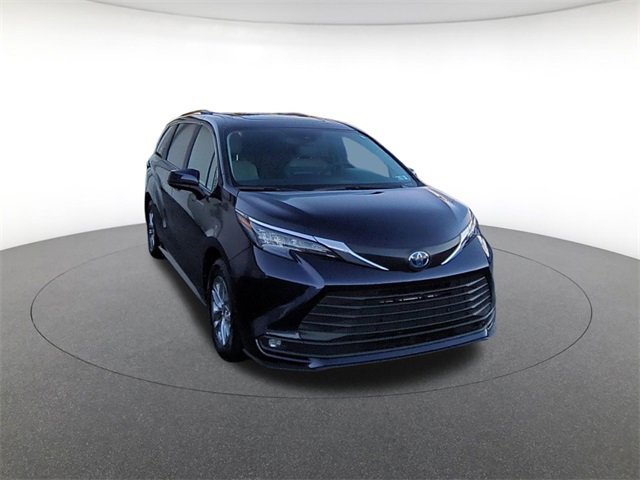 2025 Toyota Sienna XLE photo 3