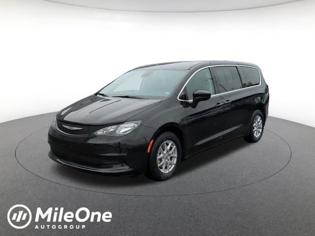 2023 Chrysler Voyager LX's photo