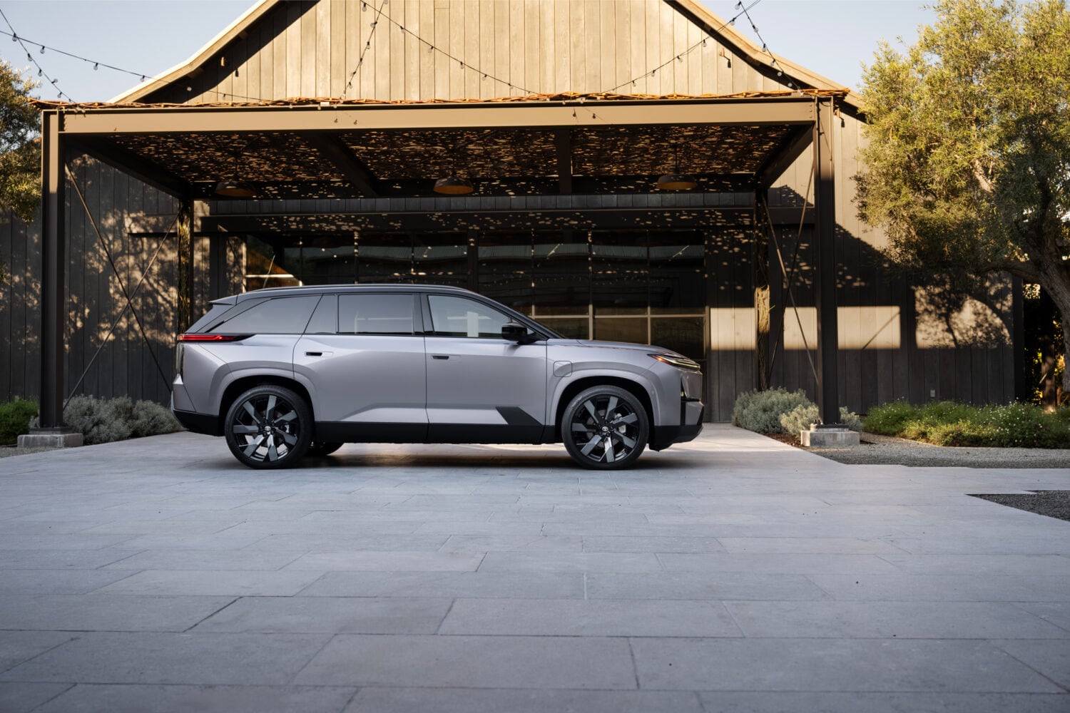 2028_Toyota_Highlander_Limited_Spellbound2Tone_005-1500x1000.jpg