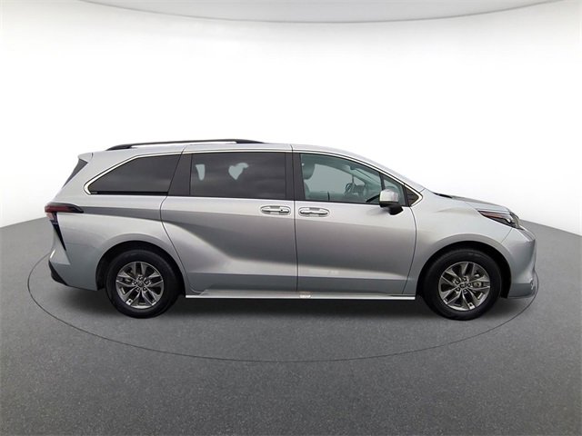 2024 Toyota Sienna XLE photo 4