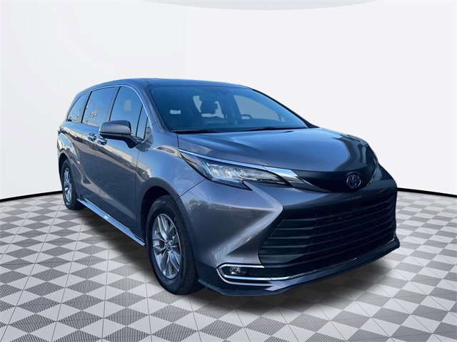 2023 Toyota Sienna XLE photo 3