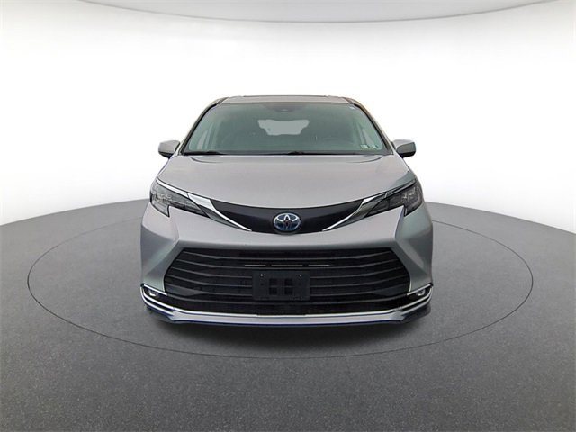 2024 Toyota Sienna XLE photo 2