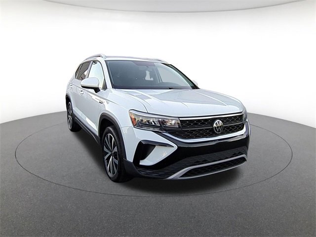 2022 Volkswagen Taos SE photo 2