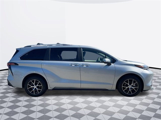 2024 Toyota Sienna Platinum photo 4