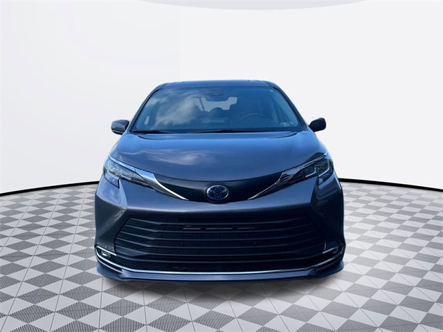 2023 Toyota Sienna XLE photo 2