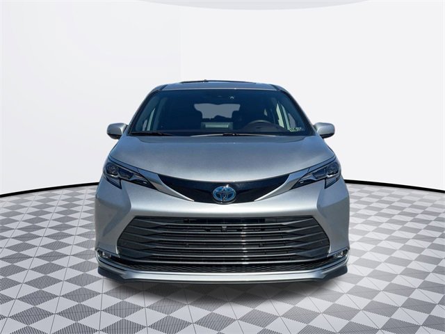 2024 Toyota Sienna Platinum photo 2