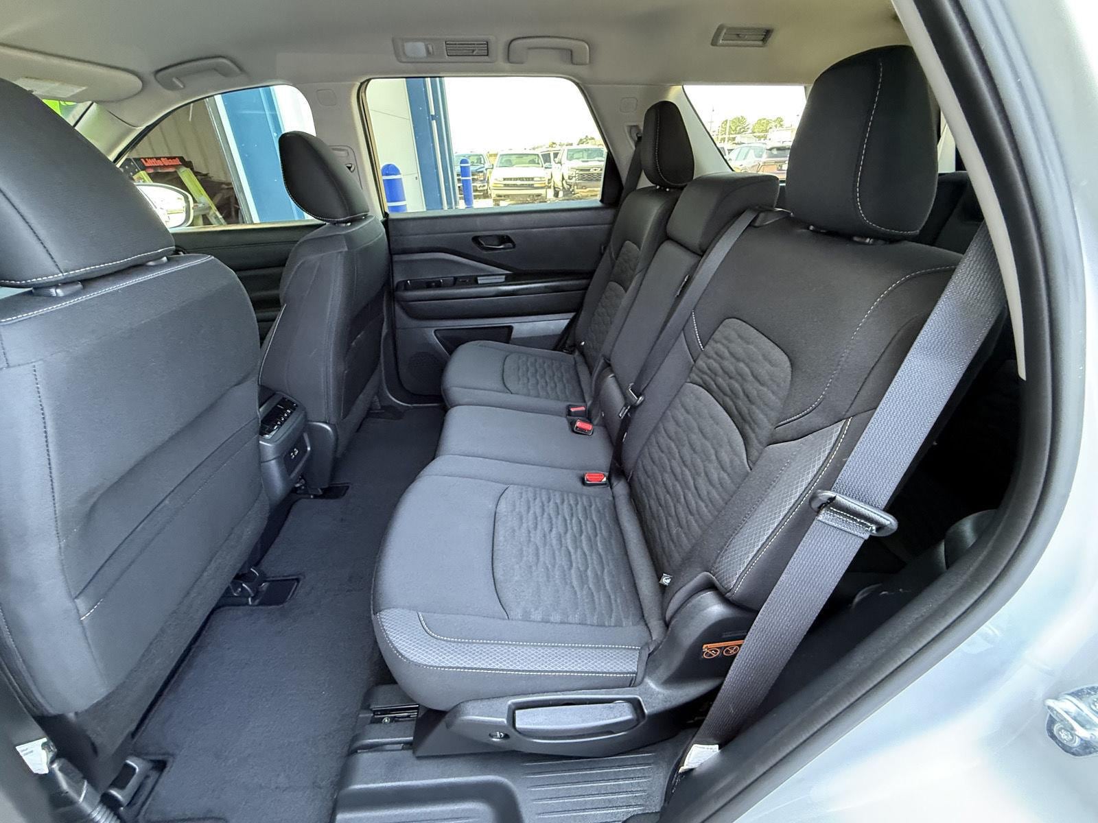 2025 Nissan Pathfinder SV - Photo 21