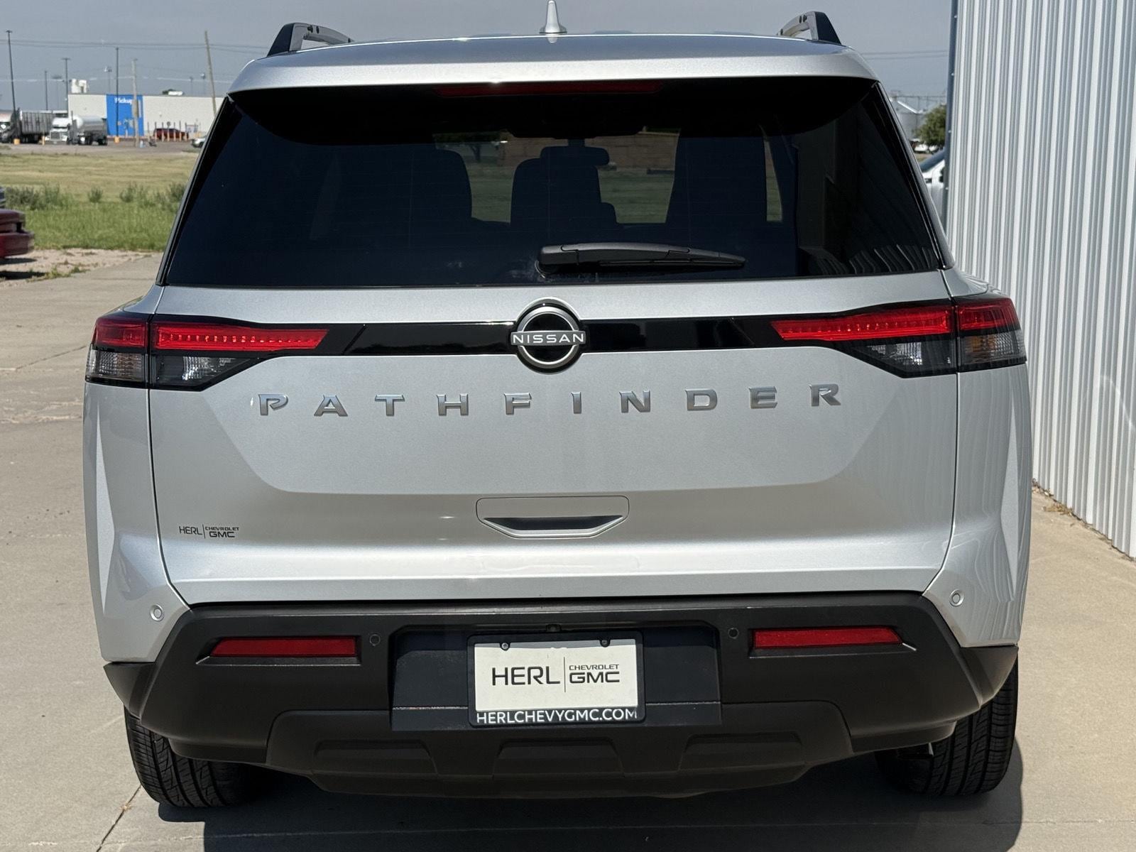 2025 Nissan Pathfinder SV - Photo 5