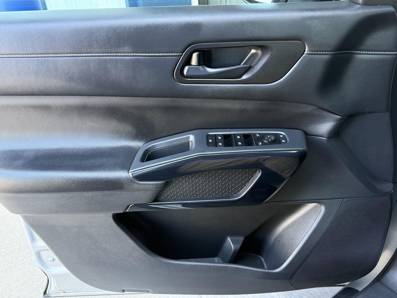 2025 Nissan Pathfinder SV - Photo 8