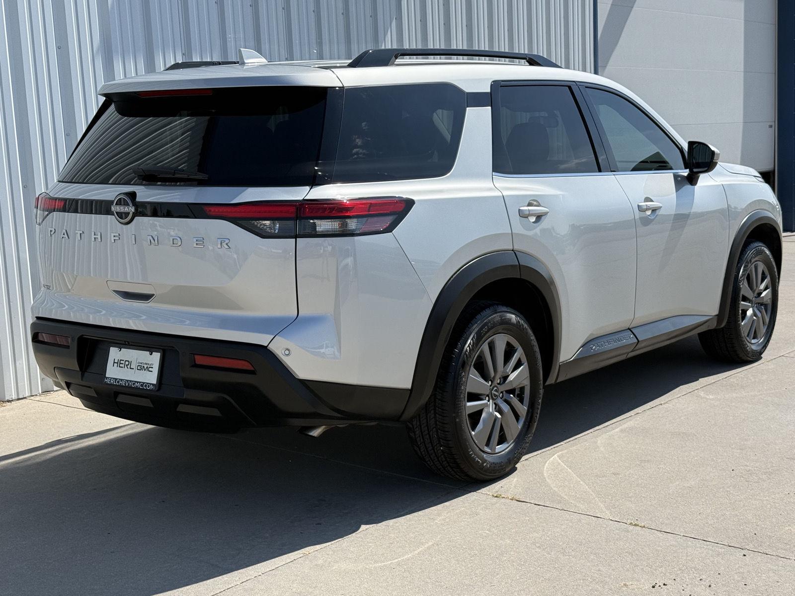 2025 Nissan Pathfinder SV - Photo 4