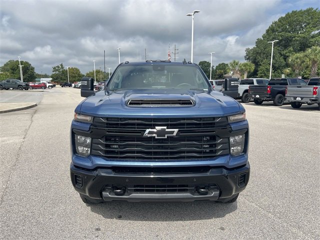 2025 Chevrolet Silverado 2500HD Custom photo 3