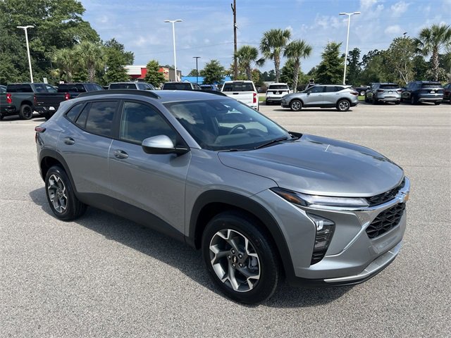 2025 Chevrolet Trax LT photo 2
