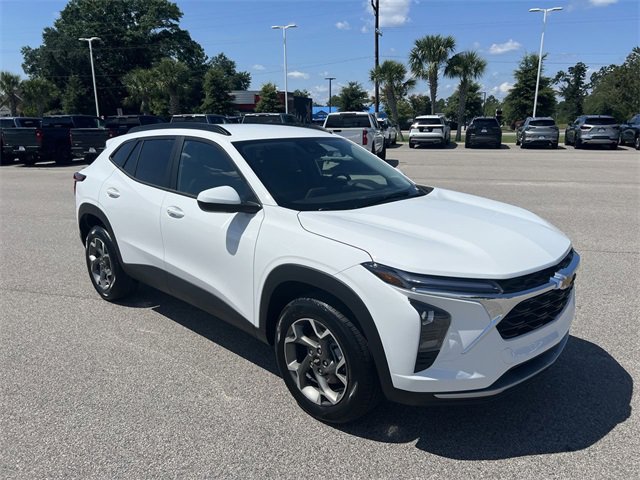 2025 Chevrolet Trax LT photo 2