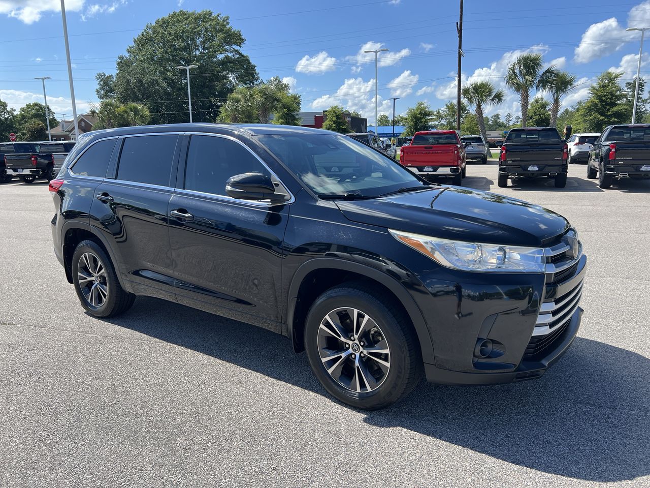 2018 Toyota Highlander LE photo 2