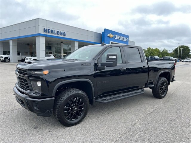 2025 Chevrolet Silverado 2500HD Custom photo 4